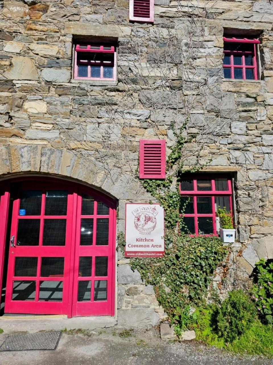 Old Mill Holiday Hostel Westport Bagian luar foto